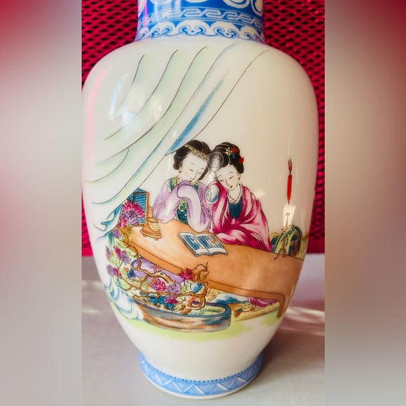 Elegant Vintage Vase- Delicate Hand Painted Art-Excellent Condition-From 1980’s? - Picture 5 of 16